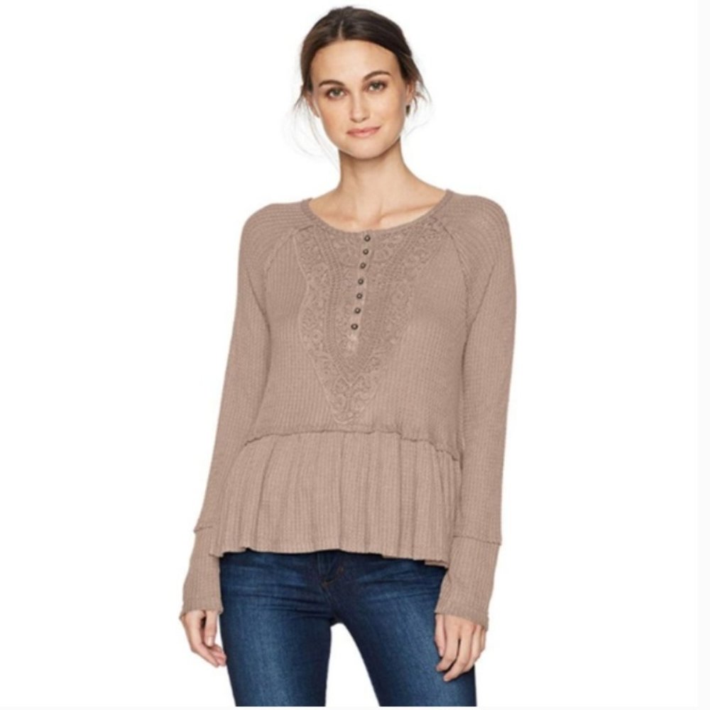 Taylor & Sage Waffle Knit Henley Thermal Lace Peplum Dolman Sleeve Blouse Tan